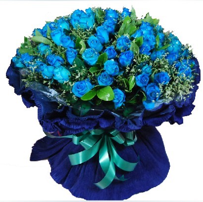 99枝蓝色玫瑰花，满天星，黄莺，栀子叶等点缀。